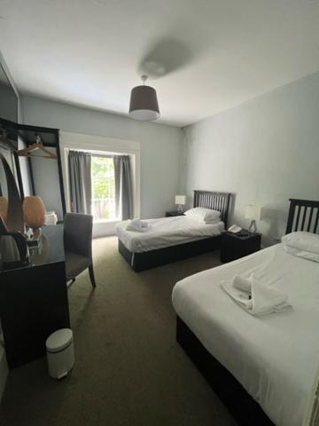 אמסבורי Antrobus Hotel מראה חיצוני תמונה