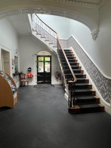אמסבורי Antrobus Hotel מראה חיצוני תמונה